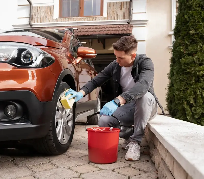 Lavage auto à domicile Beaulon : professionnel intervenant sur un véhicule